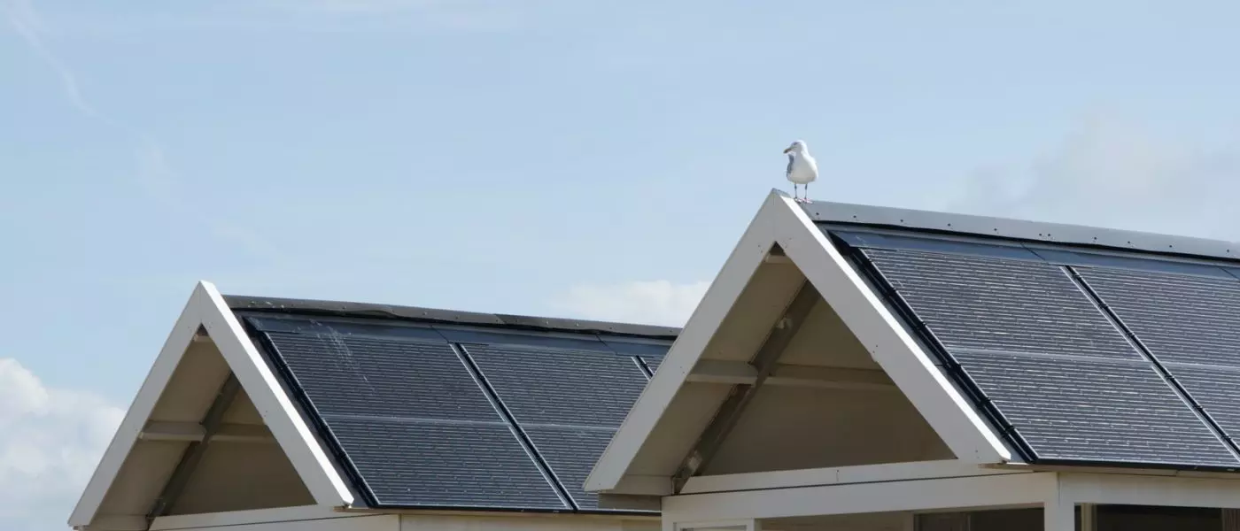 Dos casas con paneles solares en el techo