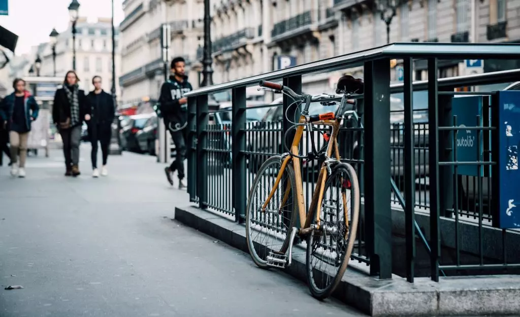 Bici estacionada fuera del subte