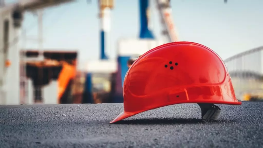 Casco de seguridad rojo de obra