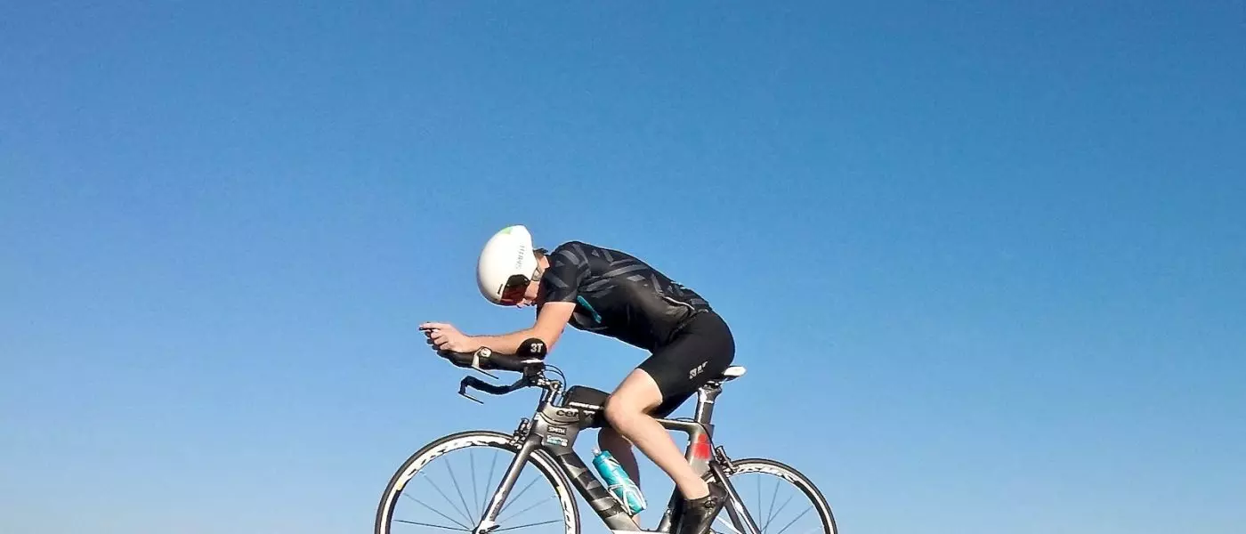 Hombre andando en bicicleta con casco durante el día